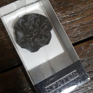 Boutonniere pin NIB 100% poly, silk look.